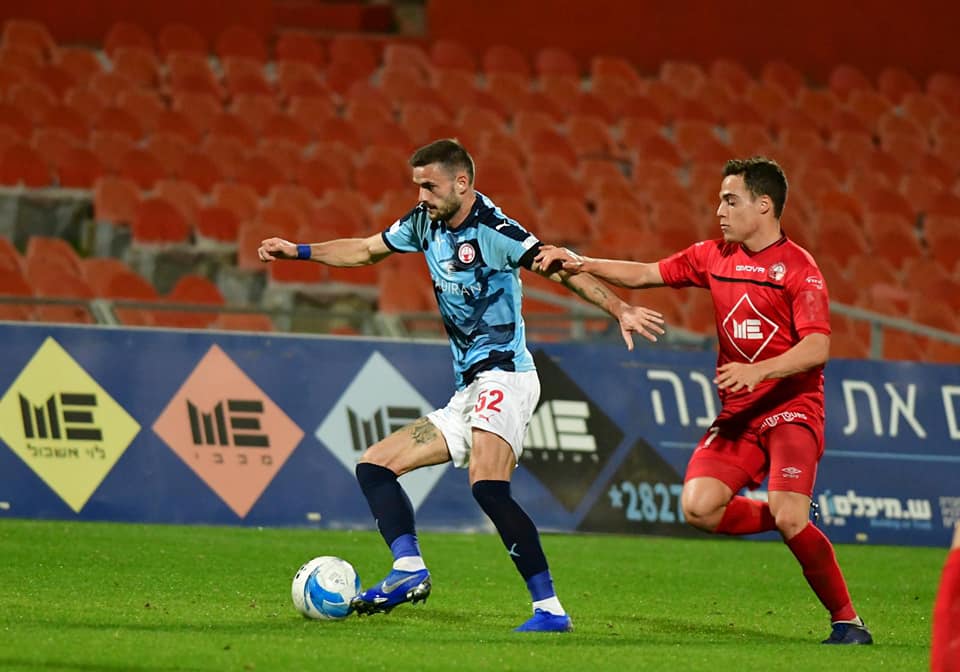 רעננה תופסת את אריק סאבו ברמת גן. הקשר לא תרם והוחלף (צילום: באדיבות הפועל ''תדיראן'' באר שבע)